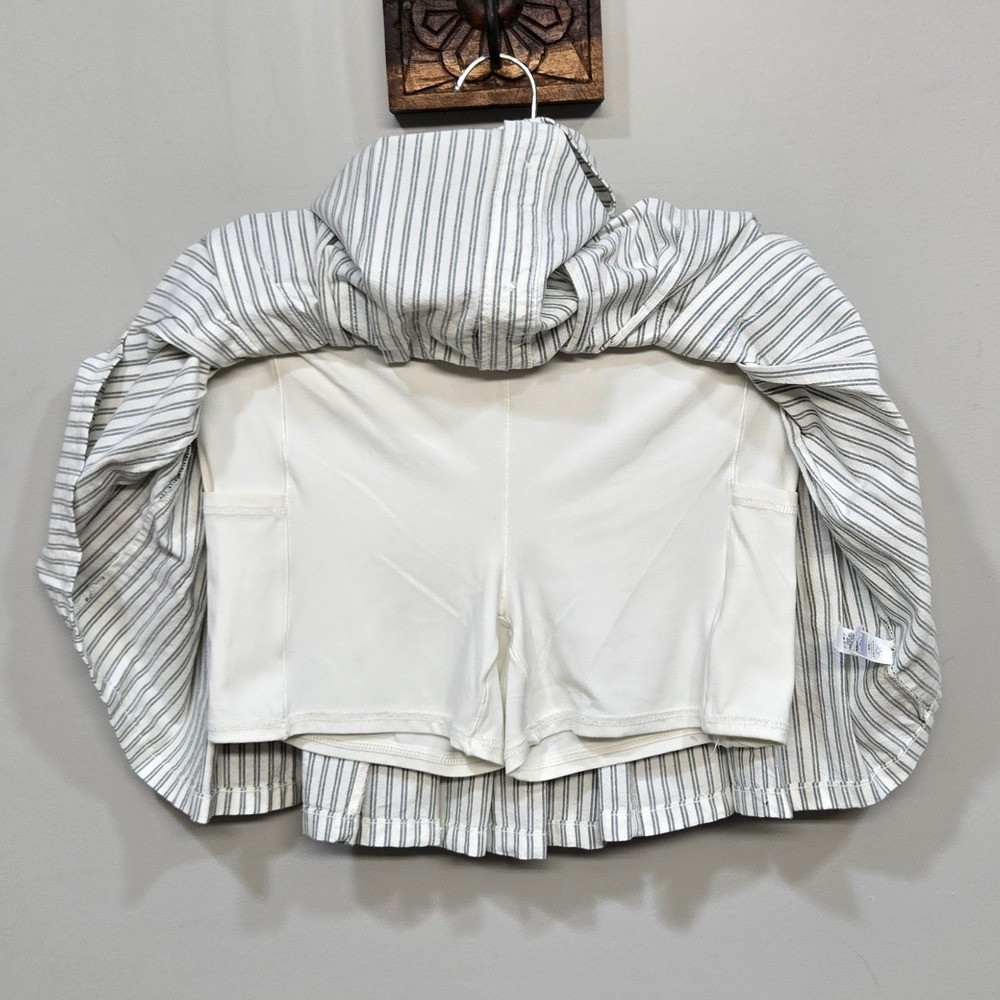 OFFLINE by Aerie Skort Medium White Blue Boxer Striped Pleated Tennis Preppy - Picture 3 of 9
